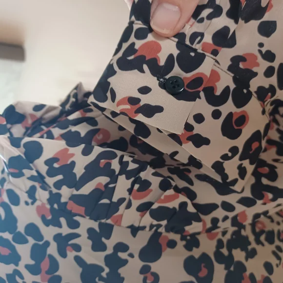 🌟 3 For $15!!! SHEIN Black and Brown Ruffled Blouse - Picture 3 of 4